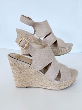 FERGALICIOUS 9.5 VALENTINA Beige Wedge Sandal Shoes 4" Heel Canvas Upper Worn 1X